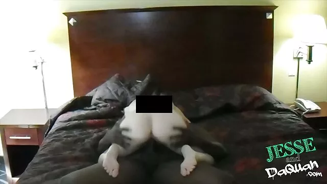 من در دستکش لاستیکی برای توالت قرار داده و استمناء فیلم سکسی هنرمندان