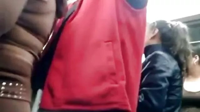 بچه گربه هیجان زده کردم در چهار دست و پا و دعوت شوهرش به استفاده از بازیگران مرد فیلم های سکسی نرم افزار قرمز مایل به زرد خود را