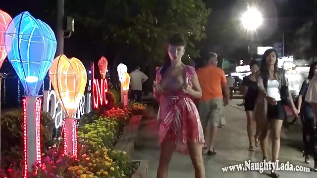 شخص فیلم سکسی هنرمندان fucks در یک دختر توسط استخر در الاغ لاغر